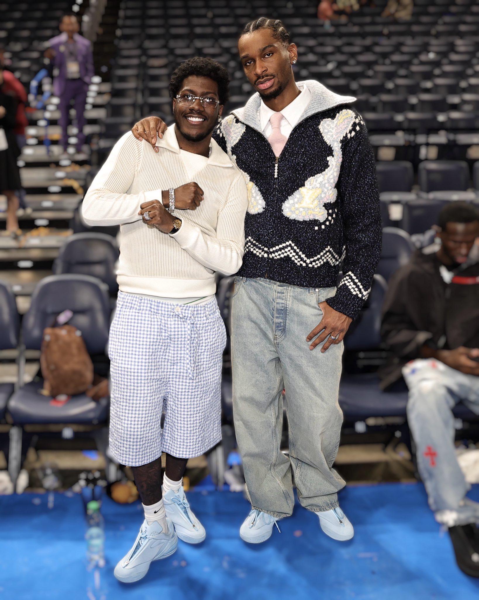 全场独得31分10助攻!SGA赛后为利尔·亚蒂送出自己的签名球鞋