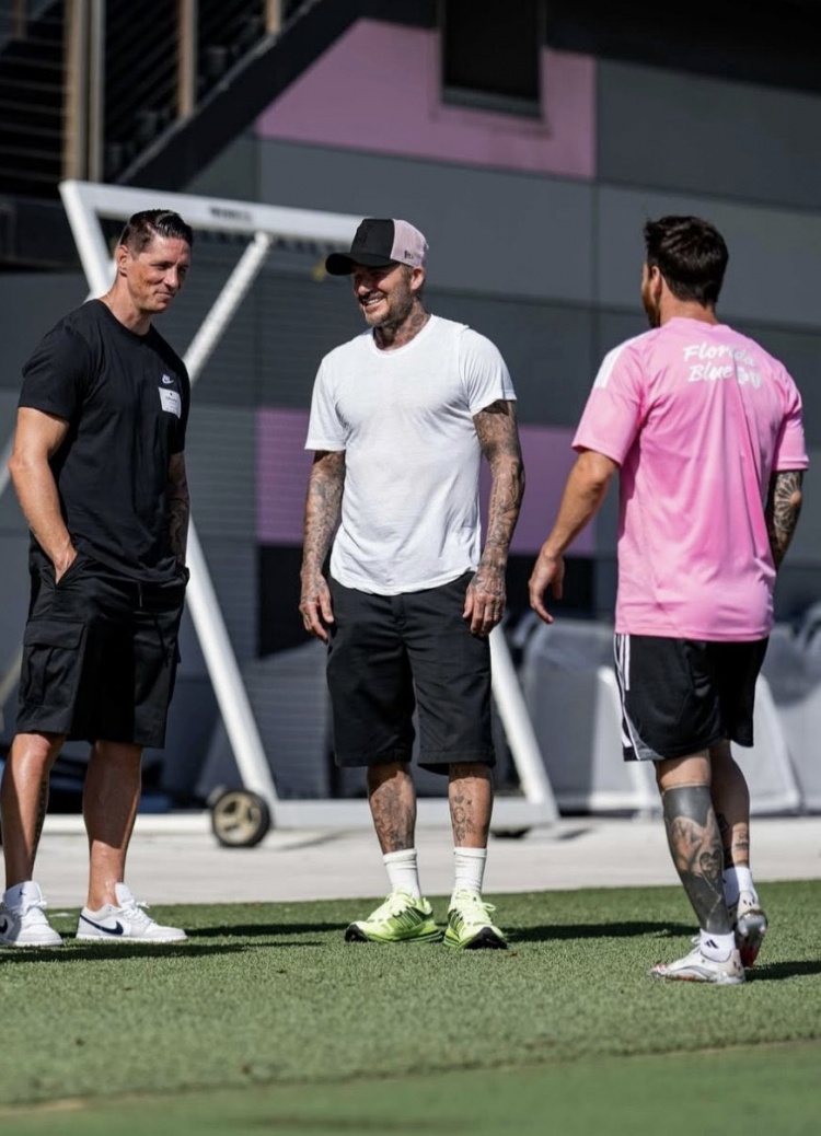 贝克汉姆和托雷斯来到迈阿密国际训练场,与梅西畅聊